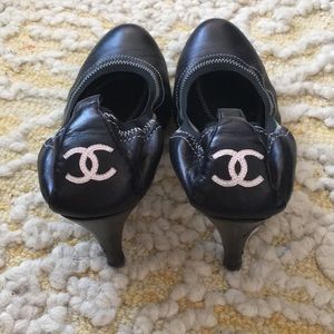 Authentic-Vintage CHANEL black pumps